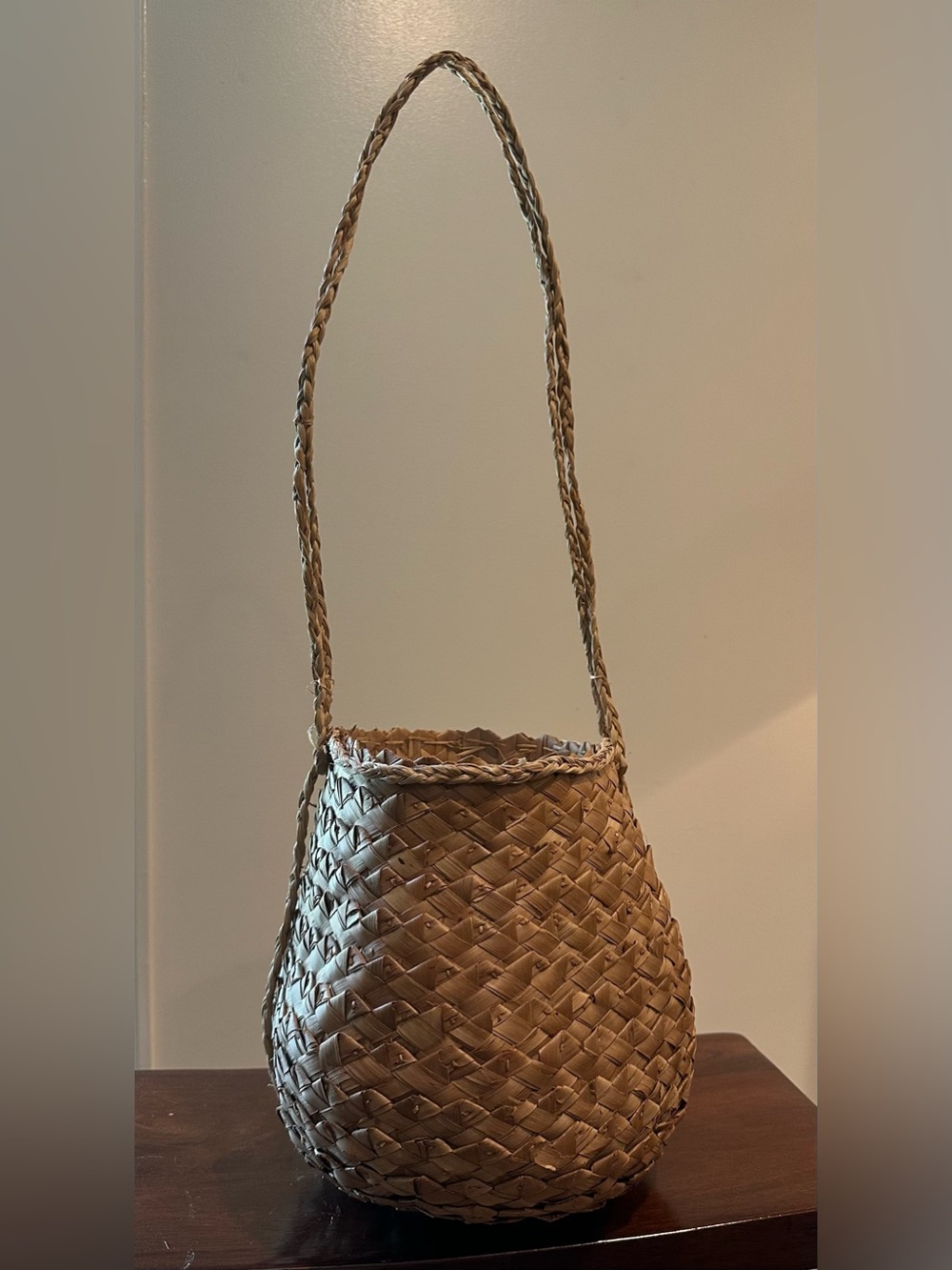 Hanging picnic basket with large, cotton serving/packing towel • woven • natural